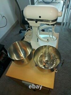 HOBART KITCHEN AID MIXER K-5A WHITE, With2 BOWLS, WHISKS 300W 10SPD MINT BIN $147