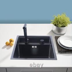 Évier carré de cuisine dissimulé en acier inoxydable avec un seul bac et un robinet pliant noir.