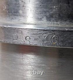 Hobart DS-30 30 QT Handled Mixer Mixing Bowl Stainless Steel DS30 Commercial can be translated to French as 'Hobart DS-30 Mélangeur à main de 30 QT avec bol en acier inoxydable et poignée - Commercial DS30'.