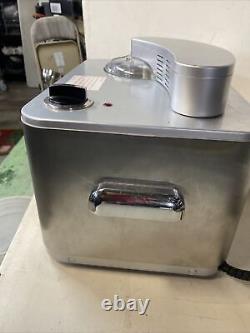 Machine à glace suprême Cuisinart ICE-50BC en acier inoxydable commercial.
